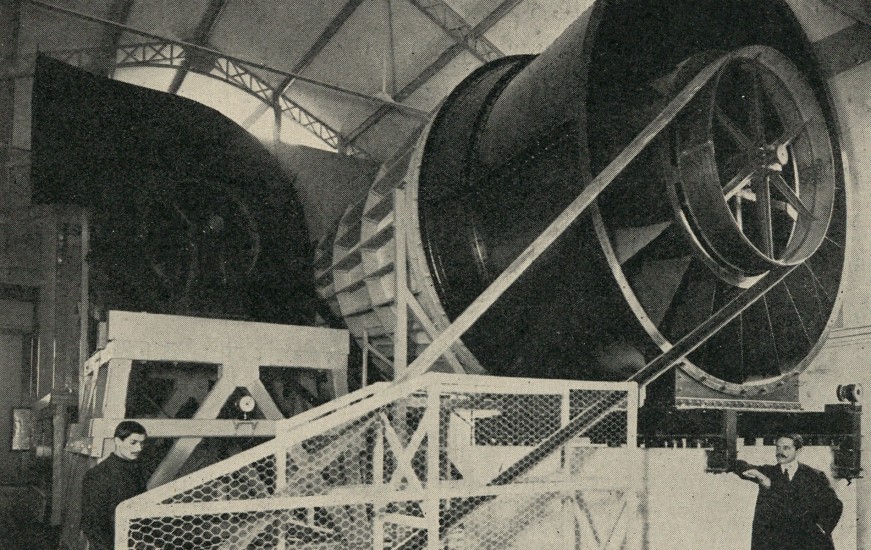 Gustaw Eiffel (na zdjęciu po prawej stronie) na tle wentylatora helikoidalnego