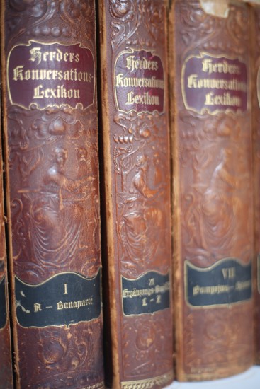 Dekoracyjne tłoczenia na grzbietach trzeciego wydania|Herders Konversations-Lexikon