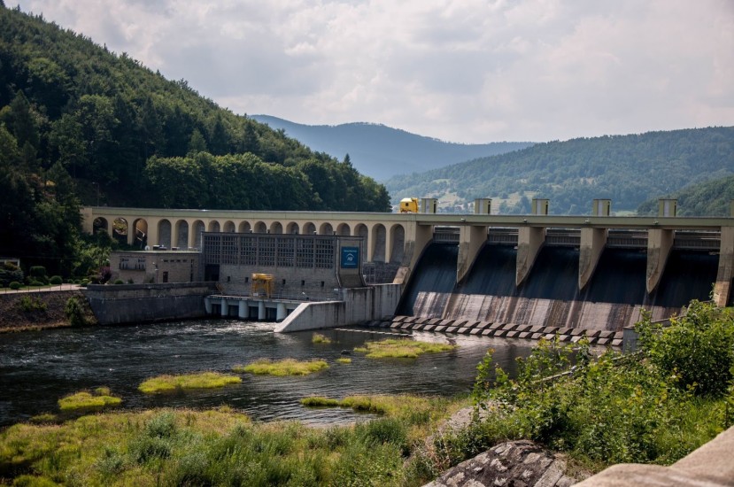 Zapora w Porąbce – widok współczesny